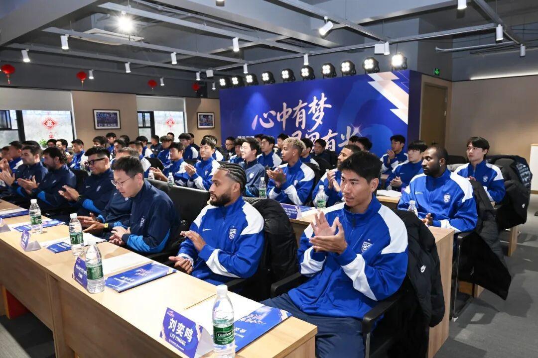 世界杯app下载-踏上新赛季征程,武汉三镇今日在光谷训练基地举行出征仪式