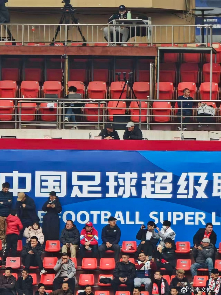世界杯官方平台-博主:国足主帅邵佳一现身郑州航体,观战河南vs云南玉昆